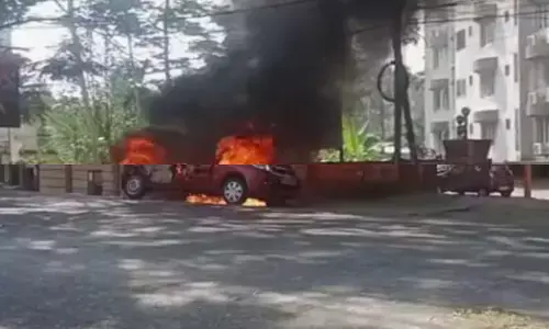 ഓടിക്കൊണ്ടിരിക്കെ ചുവന്ന നിറത്തിലെ കാറിൽ നിന്ന് അസാധാരണ പുക; പെട്ടെന്ന് തീഗോളമാകുന്ന കാഴ്ച; ദമ്പതികൾ പുറത്തേക്ക് ചാടി രക്ഷപ്പെട്ടു; വൻ ദുരന്തം ഒഴിവായത് ജസ്റ്റ് മിസ്സിന്