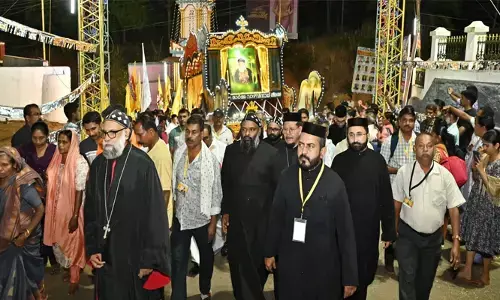 പരിശുദ്ധന്റെ അനുഗ്രഹം തേടി ആയിരങ്ങള്‍ മഞ്ഞനിക്കരയിലേക്ക്; പദയാത്രാ സംഘങ്ങളെ സ്വീകരിച്ച് ദയറാ തലവന്‍  മോര്‍ അത്താനാസ്യോസ് ഗീവര്‍ഗീസ് മെത്രാപ്പോലിത്ത; കബര്‍ വണങ്ങി വിശ്വാസി സംഗമം