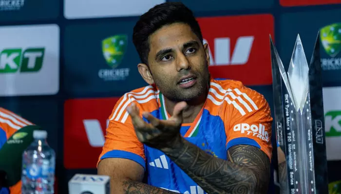 നാളെ അഭിഷേക് കളിക്കണമെന്ന് സല്മാന് അത്ര നിര്ബന്ധമാണെങ്കില് ഞങ്ങള് അവനെ കളിപ്പിക്കും; പാക് താരങ്ങള്ക്ക് കൈ കൊടുക്കുമോ എന്ന ചോദ്യത്തിനും തമാശരൂപേണ പ്രതികരണം; പാക്ക് നായകന്റെ വെല്ലുവിളിക്ക് മറുപടിയുമായി സൂര്യകുമാര് യാദവ് നാളെ അഭിഷേക് കളിക്കണമെന്ന് സല്മാന് അത്ര നിര്ബന്ധമാണെങ്കില് ഞങ്ങള് അവനെ കളിപ്പിക്കും; പാക് താരങ്ങള്ക്ക് കൈ കൊടുക്കുമോ എന്ന ചോദ്യത്തിനും തമാശരൂപേണ പ്രതികരണം; പാക്ക് നായകന്റെ വെല്ലുവിളിക്ക് മറുപടിയുമായി സൂര്യകുമാര് യാദവ്