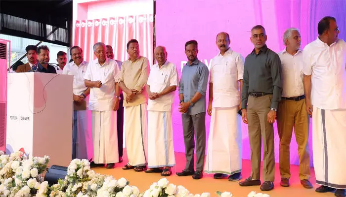 കേരളം നിക്ഷേപസൗഹൃദസംസ്ഥാനമായി മാറിക്കഴിഞ്ഞെന്ന് മുഖ്യമന്ത്രി; കളമശ്ശേരിയില് പുതിയ ലോജിസ്റ്റിക്സ് സംരംഭം കേരളം നിക്ഷേപസൗഹൃദസംസ്ഥാനമായി മാറിക്കഴിഞ്ഞെന്ന് മുഖ്യമന്ത്രി; കളമശ്ശേരിയില് പുതിയ ലോജിസ്റ്റിക്സ് സംരംഭം