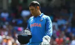 മഹീ, ഇനി നിങ്ങള്‍ മാറി നില്‍ക്കേണ്ട സമയമായി. ടീമിന് മാറ്റം വേണം!;  ബാറ്റിംഗ് കഴിഞ്ഞ് മടങ്ങിവന്ന ധോണിയോട് അവര്‍ പറഞ്ഞു;  ശരി, ഞാന്‍ എന്ത് ചെയ്യണമെന്നാണ് നിങ്ങള്‍ ആഗ്രഹിക്കുന്നത്? എന്നായിരുന്നു ധോണി ചോദിച്ചത്; അന്ന് രാത്രി സെലക്ടര്‍മാരുടെ ഇന്‍ബോക്‌സിലേക്ക് ഒരു സന്ദേശമെത്തി;  ധോനി ക്യാപ്റ്റന്‍ സ്ഥാനം സ്വയം ഒഴിഞ്ഞതല്ലെന്ന് എംഎസ്‌കെ പ്രസാദിന്റെ വെളിപ്പെടുത്തല്‍