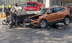 മുംബൈയില് നിര്മാണത്തിലിരുന്ന മെട്രോ തൂണ് തകര്ന്ന് റോഡിലെ വാഹനങ്ങള്ക്ക് മുകളില് വീണു; ഒരാള് മരിച്ചു, നാലുപേര്ക്ക് പരിക്ക് മുംബൈയില് നിര്മാണത്തിലിരുന്ന മെട്രോ തൂണ് തകര്ന്ന് റോഡിലെ വാഹനങ്ങള്ക്ക് മുകളില് വീണു; ഒരാള് മരിച്ചു, നാലുപേര്ക്ക് പരിക്ക്