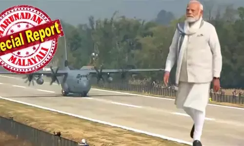 ചൈന അതിര്‍ത്തിക്ക് സമീപം എന്‍. എച്ചില്‍ മോദിയുടെ ലാന്‍ഡിങ്; വടക്കുകിഴക്കന്‍ ഇന്ത്യയിലെ ആദ്യ എമര്‍ജന്‍സി ലാന്‍ഡിങ് അസമില്‍;  ലാന്‍ഡിങിന് ശേഷം തേജസ്, സുഖോയ്, റഫാല്‍ യുദ്ധവിമാനങ്ങള്‍ അണിനിരന്ന 40 മിനിറ്റ് നീണ്ട വ്യോമാഭ്യാസ പ്രകടനത്തിന് സാക്ഷ്യം വഹിച്ചു പ്രധാനമന്ത്രി