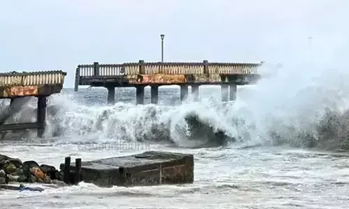 ഉയര്‍ന്ന തിരമാലയും കടലാക്രമണവും; കള്ളക്കടല്‍ ജാഗ്രത നിര്‍ദേശം