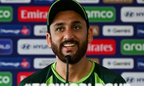 ഇന്ത്യക്കാര്‍ കൈ തരുമോ? അത് നാളെ കണ്ടറിയാം! ലോകകപ്പ് പോരിന് മുന്‍പേ ഇന്ത്യയെ ചൊറിഞ്ഞ് പാക് ക്യാപ്റ്റന്‍; എയര്‍പോര്‍ട്ടില്‍ ആടിത്തിമിര്‍ത്ത് അര്‍ഷ്ദീപ്; ഗംഭീറിന്റെ മുഖത്ത് ഗൗരവം; കൊളംബോയില്‍ തീപാറുന്ന പോരാട്ടത്തിന് മുന്‍പേ മനഃശാസ്ത്ര യുദ്ധം!