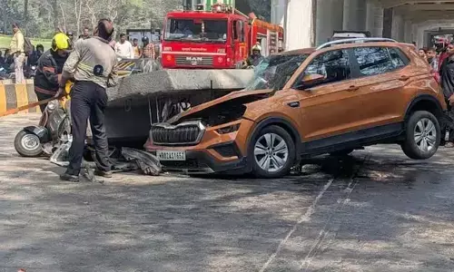 മുംബൈയില്‍ നിര്‍മാണത്തിലിരുന്ന മെട്രോ തൂണ് തകര്‍ന്ന് റോഡിലെ വാഹനങ്ങള്‍ക്ക് മുകളില്‍ വീണു; ഒരാള്‍ മരിച്ചു,  നാലുപേര്‍ക്ക് പരിക്ക്