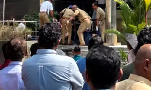 ജ്വല്ലറി കെട്ടിടത്തിന് മുകളില് നിന്ന് താഴേക്ക് ചാടി അജ്ഞാതന് ജീവനൊടുക്കി ജ്വല്ലറി കെട്ടിടത്തിന് മുകളില് നിന്ന് താഴേക്ക് ചാടി അജ്ഞാതന് ജീവനൊടുക്കി