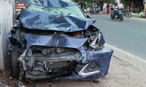 അമ്പലത്തറയിൽ കാറും ബൈക്കും കൂട്ടിയിടിച്ച് അപകടം; യാത്രികരായ അച്ഛനും മക്കൾക്കും ​ഗുരുതര പരിക്ക്; ഇടിയുടെ ആഘാതത്തിൽ വണ്ടി തവിടുപൊടി