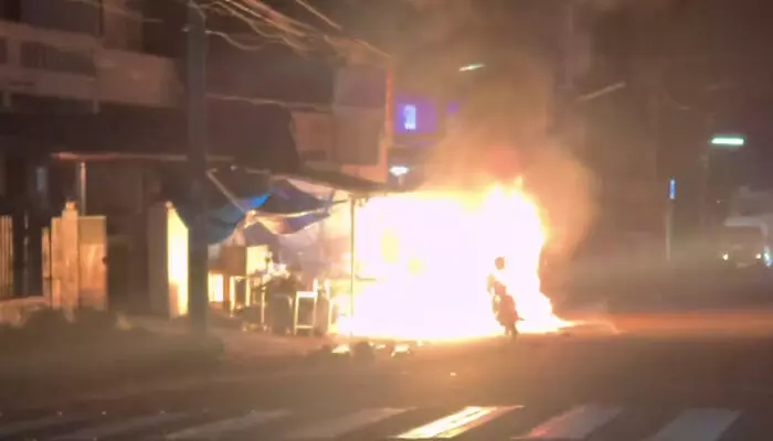 പത്തനംതിട്ടയില് ഗ്യാസ് സിലണ്ടര് ചോര്ന്ന് തട്ടുകടയ്ക്ക് തീപിടിച്ചു; കടയില് ഉണ്ടായിരുന്നവര് ഇറങ്ങിയോടിയെങ്കിലും പൊള്ളലേറ്റു: ബൈക്കുകള് കത്തി നശിച്ചു പത്തനംതിട്ടയില് ഗ്യാസ് സിലണ്ടര് ചോര്ന്ന് തട്ടുകടയ്ക്ക് തീപിടിച്ചു; കടയില് ഉണ്ടായിരുന്നവര് ഇറങ്ങിയോടിയെങ്കിലും പൊള്ളലേറ്റു: ബൈക്കുകള് കത്തി നശിച്ചു