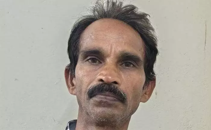 തിരുവല്ലയില് പതിനാലുകാരിയെ പീഡിപ്പിച്ച കേസിലെ പ്രതിയെ അറസ്റ്റ് ചെയ്തു; പെയിന്റിംഗ് തൊഴിലാളിയായ പ്രതി പെണ്കുട്ടിയെ പിന്തുടര്ന്ന് ഉപദ്രവിക്കാന് ശ്രമിച്ചു തിരുവല്ലയില് പതിനാലുകാരിയെ പീഡിപ്പിച്ച കേസിലെ പ്രതിയെ അറസ്റ്റ് ചെയ്തു; പെയിന്റിംഗ് തൊഴിലാളിയായ പ്രതി പെണ്കുട്ടിയെ പിന്തുടര്ന്ന് ഉപദ്രവിക്കാന് ശ്രമിച്ചു