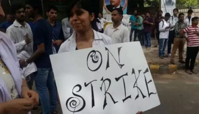 മെഡിക്കല് കോളജ് ഡോക്ടര്മാര് അനിശ്ചിതകാല സമരത്തിലേക്ക്; ഒ പി ബഹിഷ്കരണം തിങ്കളാഴ്ച മുതല് മെഡിക്കല് കോളജ് ഡോക്ടര്മാര് അനിശ്ചിതകാല സമരത്തിലേക്ക്; ഒ പി ബഹിഷ്കരണം തിങ്കളാഴ്ച മുതല്