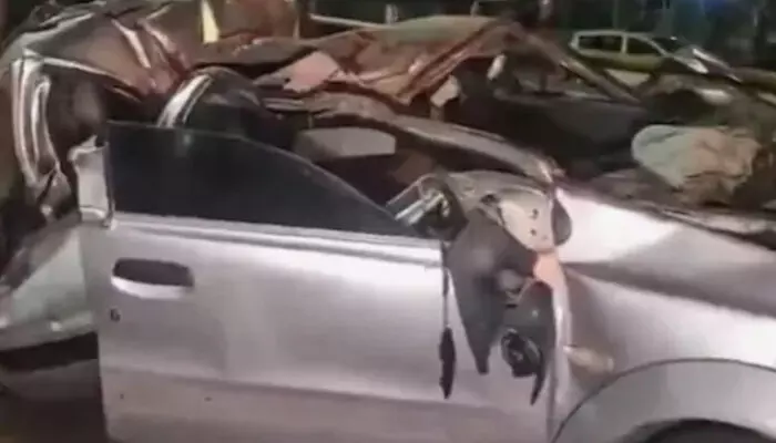 വണ്ടിക്ക് മുകളിൽ എന്തോ..വലിയൊരു ഭാരം വന്ന് വീണത് പോലെയൊരു കാഴ്ച; ഉഗ്ര ശബ്ദത്തിൽ ഇടിച്ചുകയറിയ ആ കാർ തകർന്ന് തരിപ്പണമായി; ദാരുണ അപകടത്തിൽ അഞ്ച് പേർ മരിച്ചു വണ്ടിക്ക് മുകളിൽ എന്തോ..വലിയൊരു ഭാരം വന്ന് വീണത് പോലെയൊരു കാഴ്ച; ഉഗ്ര ശബ്ദത്തിൽ ഇടിച്ചുകയറിയ ആ കാർ തകർന്ന് തരിപ്പണമായി; ദാരുണ അപകടത്തിൽ അഞ്ച് പേർ മരിച്ചു