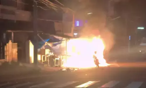 പത്തനംതിട്ടയില്‍ ഗ്യാസ് സിലണ്ടര്‍ ചോര്‍ന്ന് തട്ടുകടയ്ക്ക് തീപിടിച്ചു; കടയില്‍ ഉണ്ടായിരുന്നവര്‍ ഇറങ്ങിയോടിയെങ്കിലും പൊള്ളലേറ്റു: ബൈക്കുകള്‍ കത്തി നശിച്ചു