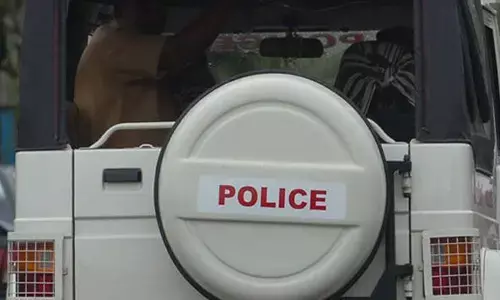 സ്വന്തം ഭാര്യയെ വീട്ടുകാരുടെ മുന്നിലിട്ട് അടിച്ചുനുറുക്കി; ഇത് ബന്ധുക്കൾ ചോദ്യം ചെയ്തതോടെ അടങ്ങാത്ത പക; വീടിന് തീയിട്ട് ഭർത്താവ്; സംഭവം കോഴിക്കോട്