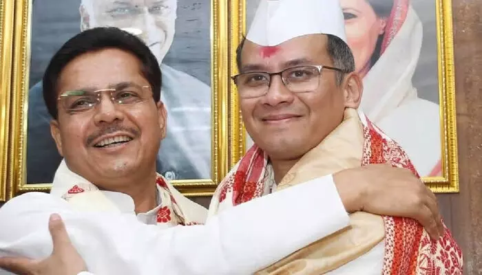 രാവിലെ രാജി, ഉച്ചയ്ക്ക് മനംമാറ്റം; 32 വര്ഷത്തെ ബന്ധം അറുത്തെറിഞ്ഞു; ഗൗരവ് ഗൊഗോയിയോടുള്ള കലിപ്പില് പടിയിറങ്ങി ഭൂപന് ബോറ; തക്കം പാര്ത്ത് ഹിമന്ത; ഹിന്ദു നേതാവിനെ റാഞ്ചാന് ബിജെപി വലവിരിച്ചു; പണി പാളുമെന്ന് ഉറപ്പായപ്പോള് അനുനയ നീക്കം; അസമില് കോണ്ഗ്രസിനെ പിടിച്ചുലച്ച് രാജി നാടകം രാവിലെ രാജി, ഉച്ചയ്ക്ക് മനംമാറ്റം; 32 വര്ഷത്തെ ബന്ധം അറുത്തെറിഞ്ഞു; ഗൗരവ് ഗൊഗോയിയോടുള്ള കലിപ്പില് പടിയിറങ്ങി ഭൂപന് ബോറ; തക്കം പാര്ത്ത് ഹിമന്ത; ഹിന്ദു നേതാവിനെ റാഞ്ചാന് ബിജെപി വലവിരിച്ചു; പണി പാളുമെന്ന് ഉറപ്പായപ്പോള് അനുനയ നീക്കം; അസമില് കോണ്ഗ്രസിനെ പിടിച്ചുലച്ച് രാജി നാടകം