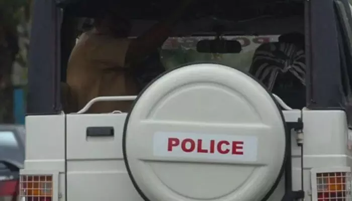 കൊല്ലത്ത് തോട്ടില് കുളിക്കാനിറങ്ങിയ സ്ത്രീകളെ അസഭ്യം പറഞ്ഞു; മദ്യപിച്ചെത്തിയ യുവാക്കളെ മര്ദ്ദിച്ച് നാട്ടുകാര് കൊല്ലത്ത് തോട്ടില് കുളിക്കാനിറങ്ങിയ സ്ത്രീകളെ അസഭ്യം പറഞ്ഞു; മദ്യപിച്ചെത്തിയ യുവാക്കളെ മര്ദ്ദിച്ച് നാട്ടുകാര്