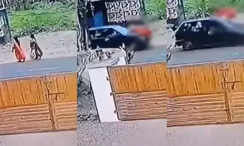 പത്തനംതിട്ടയില്‍ അമിതവേഗത്തിലെത്തിയ കാര്‍ സ്ത്രീകള്‍ക്ക് നേരെ ഇടിച്ചു കയറി ഒരാള്‍ മരിച്ചു; ഒപ്പമുണ്ടായിരുന്ന കുഞ്ഞിന് അത്ഭുതരക്ഷ