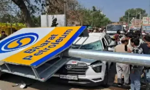 ഓടിക്കൊണ്ടിരുന്ന കാറിന് മുകളിലേക്ക് പെട്രോള്‍ പമ്പിലെ ഹൈമാസ്റ്റ് ലൈറ്റ് പോസ്റ്റ് വീണു; സമാജ്‌വാദി പാര്‍ട്ടി നേതാവിന് ദാരുണാന്ത്യം