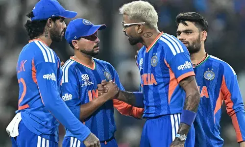 ലോങ് ഓണില്‍ ഷഹീന്‍ അഫ്രീദിയുടെ ക്യാച്ച് കൈവിട്ട് സിക്‌സ് വഴങ്ങിയത് കലിപ്പായി; കളി ജയിച്ച ശേഷം കുല്‍ദീപിനോട് പൊട്ടിത്തെറിച്ച് ഹാര്‍ദിക്ക്;  റിങ്കു സിംഗും തിലക് വര്‍മ്മയും ഇടപെട്ടിട്ടും കലിപ്പില്‍; പിന്നാലെ ശകാരിച്ച് സൂര്യകുമാര്‍ യാദവും