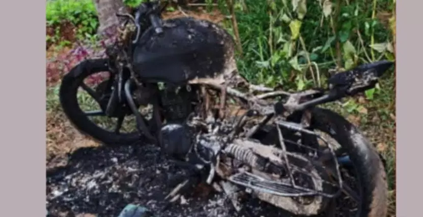 പയ്യന്നൂരില് കനല് അടങ്ങുന്നില്ല; ബൈക്ക് കത്തിയ കേസില് പോലീസ് ഉറക്കത്തില്; പിരിവ് സുതാര്യമെന്ന് ജാഗ്രത കൂട്ടായ്മ പയ്യന്നൂരില് കനല് അടങ്ങുന്നില്ല; ബൈക്ക് കത്തിയ കേസില് പോലീസ് ഉറക്കത്തില്; പിരിവ് സുതാര്യമെന്ന് ജാഗ്രത കൂട്ടായ്മ