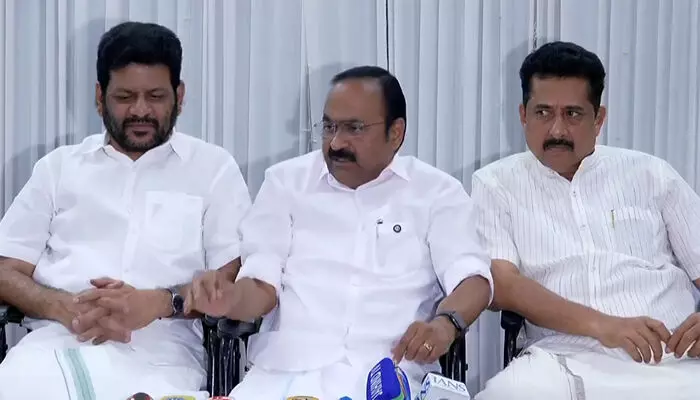 ശബരിമല യുവതി പ്രവേശനത്തില് സര്ക്കാര് ഉരുണ്ടുകളിക്കുന്നു; സത്യവാങ്മൂലം തിരുത്താന് തെരഞ്ഞെടുപ്പ് കഴിയാന് സര്ക്കാര് കാത്തിരിക്കുന്നു; യുവതീ പ്രവേശനത്തെ പിന്തുയ്ക്കുന്നുണ്ടോ ഇല്ലയോ എന്ന് സര്ക്കാര് വ്യക്തമാക്കണമെന്നും വി.ഡി. സതീശന് ശബരിമല യുവതി പ്രവേശനത്തില് സര്ക്കാര് ഉരുണ്ടുകളിക്കുന്നു; സത്യവാങ്മൂലം തിരുത്താന് തെരഞ്ഞെടുപ്പ് കഴിയാന് സര്ക്കാര് കാത്തിരിക്കുന്നു; യുവതീ പ്രവേശനത്തെ പിന്തുയ്ക്കുന്നുണ്ടോ ഇല്ലയോ എന്ന് സര്ക്കാര് വ്യക്തമാക്കണമെന്നും വി.ഡി. സതീശന്