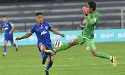 പ്രായം വെറും അക്കങ്ങൾ മാത്രം; 41-ാം വയസ്സിലും മൈതാനത്ത് തീയായി സുനിൽ ഛേത്രി; ഡൽഹിക്കെതിരെ വെടിക്കെട്ട് ഗോൾ; ഐഎസ്എല്ലിലെ റെക്കോർഡ് നേട്ടവുമായി വെറ്ററൻ സ്ട്രൈക്കർ പ്രായം വെറും അക്കങ്ങൾ മാത്രം; 41-ാം വയസ്സിലും മൈതാനത്ത് തീയായി സുനിൽ ഛേത്രി; ഡൽഹിക്കെതിരെ വെടിക്കെട്ട് ഗോൾ; ഐഎസ്എല്ലിലെ റെക്കോർഡ് നേട്ടവുമായി വെറ്ററൻ സ്ട്രൈക്കർ