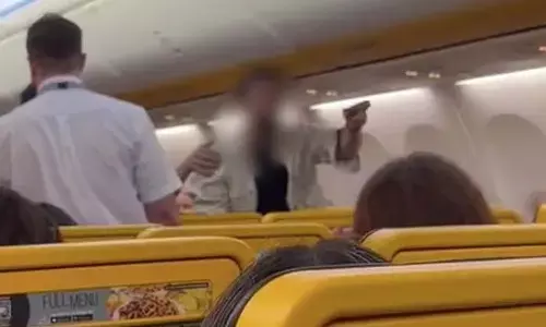 വിമാനത്തില് കയറി ബ്രിട്ടീഷുകാരന്റെ ബഹളംവും അലര്ച്ചയും; റണ്വെയില് നിന്ന് ടേക്ക് ഓഫ് ചെയ്യാതെ തിരിച്ചു കൊണ്ട് വന്ന് വിമാനം വിമാനത്തില് കയറി ബ്രിട്ടീഷുകാരന്റെ ബഹളംവും അലര്ച്ചയും; റണ്വെയില് നിന്ന് ടേക്ക് ഓഫ് ചെയ്യാതെ തിരിച്ചു കൊണ്ട് വന്ന് വിമാനം