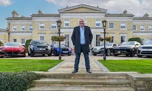 ജീവനക്കാരോട് ചൂടായി സംസാരിച്ചതിന് സ്വന്തം കമ്പനിയില് നിന്ന് പുറത്താക്കി; കമ്പനിക്കെതിരെ കേസുമായി കോടീശ്വരന് ജീവനക്കാരോട് ചൂടായി സംസാരിച്ചതിന് സ്വന്തം കമ്പനിയില് നിന്ന് പുറത്താക്കി; കമ്പനിക്കെതിരെ കേസുമായി കോടീശ്വരന്