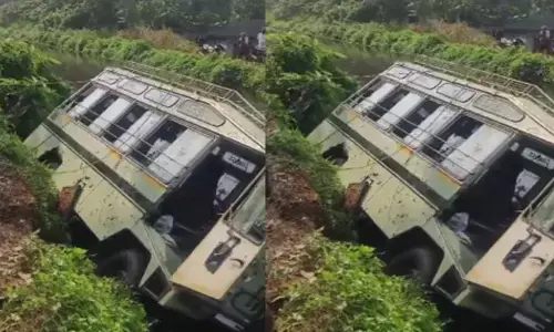 മഹീന്ദ്രയുടെ പഴയ വാൻ നിയന്ത്രണം മുഴുവൻ തെറ്റി മറിഞ്ഞ് കിടക്കുന്ന കാഴ്ച; നെയ്യാറ്റിൻകരയിൽ സ്‌കൂൾ ബസ് കനാലിലേക്ക് മറിഞ്ഞ് വീണ് അപകടം; പതിനഞ്ച് കുട്ടികൾക്ക് പരിക്ക്