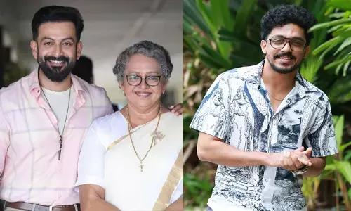 മെസ്സേജ് അയച്ചിട്ട് രാജു ചേട്ടൻ മൈൻഡ് ചെയ്യുന്നില്ല; പരാതി പറഞ്ഞ് സാഗർ സൂര്യ; പൃഥ്വി ഇപ്പോൾ രാജമൗലിയുടെ കൂടെ മലമുകളിലാണെന്ന് മല്ലിക സുകുമാരൻ; ബ്രഹ്മാണ്ഡ സെറ്റിന്റെ വിശേഷങ്ങൾ പുറത്ത് മെസ്സേജ് അയച്ചിട്ട് രാജു ചേട്ടൻ മൈൻഡ് ചെയ്യുന്നില്ല; പരാതി പറഞ്ഞ് സാഗർ സൂര്യ; പൃഥ്വി ഇപ്പോൾ രാജമൗലിയുടെ കൂടെ മലമുകളിലാണെന്ന് മല്ലിക സുകുമാരൻ; ബ്രഹ്മാണ്ഡ സെറ്റിന്റെ വിശേഷങ്ങൾ പുറത്ത്