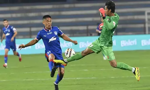 പ്രായം വെറും അക്കങ്ങൾ മാത്രം; 41-ാം വയസ്സിലും മൈതാനത്ത് തീയായി സുനിൽ ഛേത്രി; ഡൽഹിക്കെതിരെ വെടിക്കെട്ട് ഗോൾ; ഐഎസ്എല്ലിലെ റെക്കോർഡ് നേട്ടവുമായി വെറ്ററൻ സ്ട്രൈക്കർ