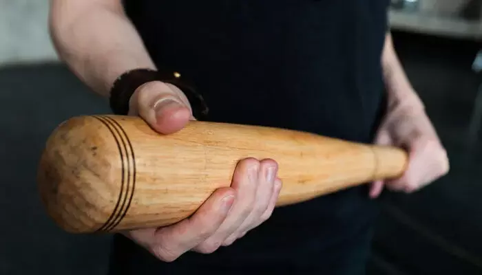 സ്വത്തു തര്ക്കം; അത്താഴത്തിന് ശേഷം നടക്കാന് പോയ പിതാവിനെ മകന് ബാറ്റുകൊണ്ട് അടിച്ചുകൊന്നു: ഒളിവില് പോയ മകനുവേണ്ടി തിരച്ചില് സ്വത്തു തര്ക്കം; അത്താഴത്തിന് ശേഷം നടക്കാന് പോയ പിതാവിനെ മകന് ബാറ്റുകൊണ്ട് അടിച്ചുകൊന്നു: ഒളിവില് പോയ മകനുവേണ്ടി തിരച്ചില്