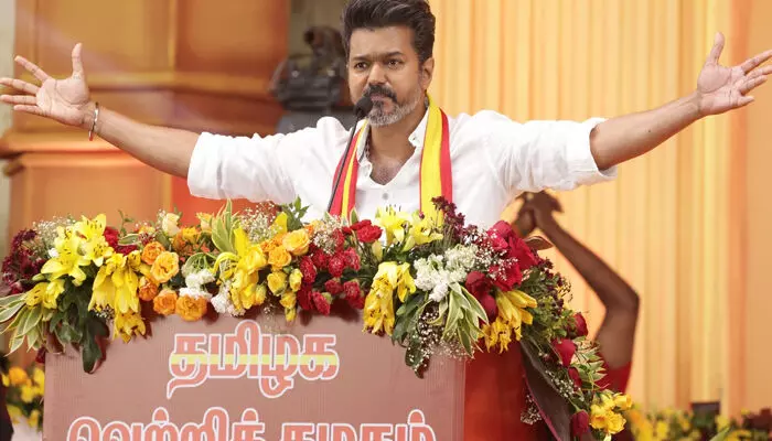 കുടിവെള്ളം, ശുചിമുറി, വൈദ്യസഹായം എല്ലാം കൃത്യമായി നൽകണം; അപകടം ഉണ്ടാക്കുന്ന തരത്തിൽ വണ്ടികൾ പിന്തുടരാൻ പാടില്ല; വിജയ്യുടെ വെല്ലൂർ സന്ദർശനം; കടുത്ത നിയന്ത്രണങ്ങളുമായി പോലീസ് കുടിവെള്ളം, ശുചിമുറി, വൈദ്യസഹായം എല്ലാം കൃത്യമായി നൽകണം; അപകടം ഉണ്ടാക്കുന്ന തരത്തിൽ വണ്ടികൾ പിന്തുടരാൻ പാടില്ല; വിജയ്യുടെ വെല്ലൂർ സന്ദർശനം; കടുത്ത നിയന്ത്രണങ്ങളുമായി പോലീസ്