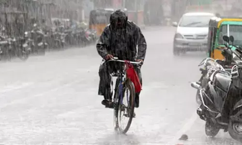 അറബിക്കടലില് ചക്രവാതച്ചുഴി; ബംഗാള് ഉള്ക്കടലില് ന്യൂനമര്ദം; കേരളത്തിന് ആശ്വാസമായി വേനല് മഴയെത്തുന്നു: വിവിധ ജില്ലകളില് മഴയ്ക്ക് സാധ്യത അറബിക്കടലില് ചക്രവാതച്ചുഴി; ബംഗാള് ഉള്ക്കടലില് ന്യൂനമര്ദം; കേരളത്തിന് ആശ്വാസമായി വേനല് മഴയെത്തുന്നു: വിവിധ ജില്ലകളില് മഴയ്ക്ക് സാധ്യത