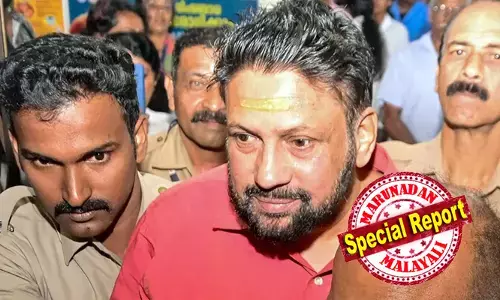 ശബരിമലയിലെ സ്വര്‍ണ്ണക്കൊള്ള കേസില്‍ തന്ത്രി കണ്ഠര് രാജീവര്‍ക്ക് ജാമ്യം; ദ്വാരപാലക ശില്‍പ കേസിലും കട്ടിളപ്പാളി കേസിലും കര്‍ശന ഉപാധികളോടെ ജാമ്യം അനുവദിച്ച് കൊല്ലം വിജിലന്‍സ് കോടതി;  പ്രഥമദൃഷ്ടിയാല്‍ നേരിട്ട് ബന്ധമുണ്ടെന്ന് തെളിയിക്കാന്‍ തെളിവുകള്‍ ഇല്ലെന്ന് കോടതി; തന്ത്രിയുടെയും ഭാര്യയുടെയും സ്വത്ത് സമ്പാദനത്തില്‍ വന്‍ ദുരൂഹതയെന്ന് എസ്‌ഐടി; കേസില്‍ തന്നെ കുടുക്കിയെന്ന വാദം ഉയര്‍ത്തി തന്ത്രി