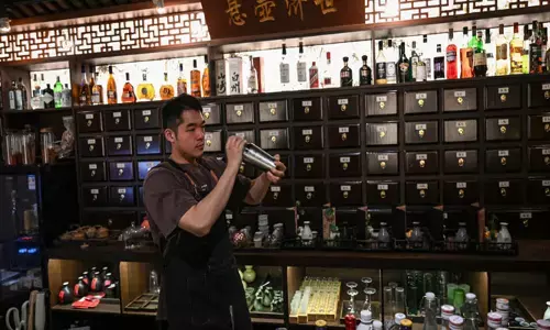 ഹെൽത്തൊക്കെ ഓക്കേ അല്ലെ..; മദ്യം ഒർഡർ ചെയ്യും മുമ്പ് നിങ്ങളുടെ നാഡി പരിശോധിക്കാൻ ഡോക്ടർ എത്തും; ചൈനയിലെ ചെറുപ്പക്കാർക്കിടയിൽ വളരുന്നത് പുതിയൊരു ബാർ സംസ്കാരം