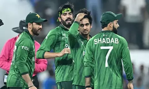 ഉസ്മാൻ താരിഖിന്റെയും ഷദാബിന്റെയും പന്തുകളിൽ വിക്കറ്റുകൾ ചീട്ടുകൊട്ടാരം പോലെ വീണു; ടി20 ലോകകപ്പിൽ നമീബിയ തകർന്നു; പാകിസ്ഥാന് 102 റൺസിന്റെ പടുകൂറ്റൻ ജയം