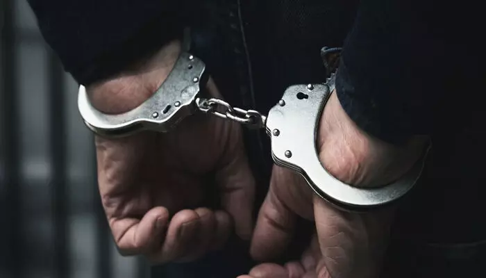 യുകെയിൽ ജോലി വാഗ്ദാനം ചെയ്ത് 12 ലക്ഷം രൂപ തട്ടിയെടുത്ത പ്രതിയെ അറസ്റ്റ് ചെയ്ത് പോലീസ്;ഒളിവിൽ കഴിയുന്നതിനിടെ പൊക്കി യുകെയിൽ ജോലി വാഗ്ദാനം ചെയ്ത് 12 ലക്ഷം രൂപ തട്ടിയെടുത്ത പ്രതിയെ അറസ്റ്റ് ചെയ്ത് പോലീസ്;ഒളിവിൽ കഴിയുന്നതിനിടെ പൊക്കി