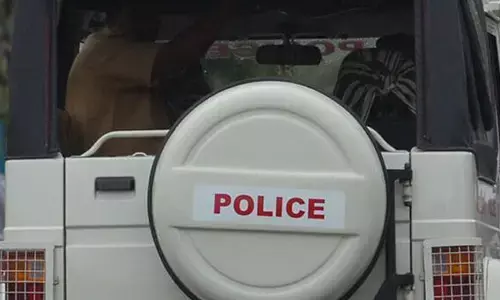 വീട്ടില്‍ വ്യാജമദ്യ റെയ്ഡിനെത്തിയ എക്‌സൈസ് ഇന്‍സ്‌പെക്ടറെ ഗൃഹനാഥന്‍ വെട്ടി: കണ്ണിനും മുഖത്തും കാല്‍മുട്ടിനും നെഞ്ചിലും വെട്ടേറ്റ ഉദ്യോഗസ്ഥന്‍ ആശുപത്രിയില്‍