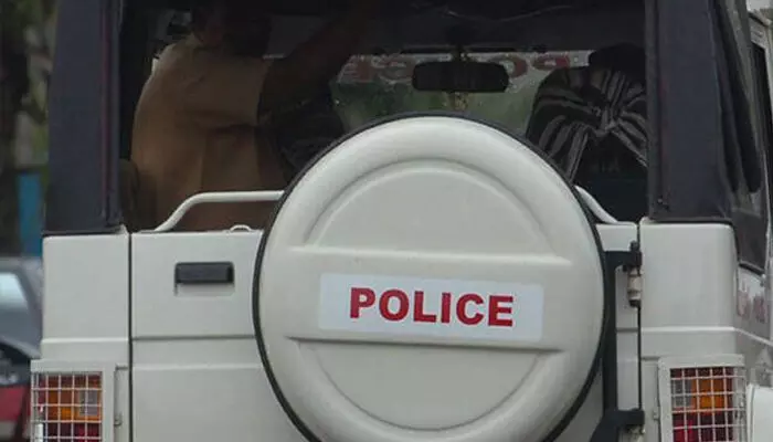 ജോലി സംബന്ധമായി ശാസിച്ചതിന് ഡോക്ടറുടെ പരിശോധനാമുറിയില് നായ്ക്കുരണപ്പൊടി വിതറി; ജീവനക്കാര്ക്കെതിരെ കേസ് ജോലി സംബന്ധമായി ശാസിച്ചതിന് ഡോക്ടറുടെ പരിശോധനാമുറിയില് നായ്ക്കുരണപ്പൊടി വിതറി; ജീവനക്കാര്ക്കെതിരെ കേസ്