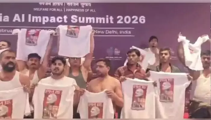 ഇന്ത്യ-അമേരിക്ക വ്യാപാര കരാറിലൂടെ രാജ്യത്തെ വഞ്ചിച്ചു; എ.ഐ ഉച്ചകോടി വേദിയില് ഷര്ട്ടൂരി യൂത്ത് കോണ്ഗ്രസ് പ്രതിഷേധം; വിമര്ശനവുമായി ബി.ജെ.പി ഇന്ത്യ-അമേരിക്ക വ്യാപാര കരാറിലൂടെ രാജ്യത്തെ വഞ്ചിച്ചു; എ.ഐ ഉച്ചകോടി വേദിയില് ഷര്ട്ടൂരി യൂത്ത് കോണ്ഗ്രസ് പ്രതിഷേധം; വിമര്ശനവുമായി ബി.ജെ.പി