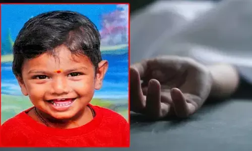 ക്ഷേത്രമുറ്റത്ത് ഇരുത്തിയിട്ട് പോയി തിരികെ വന്നപ്പോൾ കുഞ്ഞിനെ കാണാനില്ല; പിന്നാലെ രണ്ടര വയസ്സുകാരൻ മകൻ ക്ഷേത്രക്കുളത്തിൽ മരിച്ച നിലയിൽ; അന്വേഷണം ആരംഭിച്ച് പോലീസ്