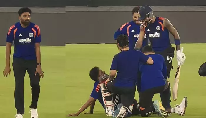 ഹാര്ദിക്കിന്റെ പവര്ഫുള് ഷോട്ട് തടയാന് നോക്കി; മുടന്തിക്കൊണ്ട് ഗ്രൗണ്ട് വിട്ട് സിറാജ്! സൂപ്പര് 8ന് മുമ്പ് ഇന്ത്യക്ക് കനത്ത പ്രഹരം; ഇടതുകാല് മുട്ടിനേറ്റ പരിക്ക് വില്ലനാകുമോ? ദക്ഷിണാഫ്രിക്കയ്ക്കെതിരെ ബുംറയ്ക്കൊപ്പം ഇനി ആര്? കിരീടപ്പോരിലേക്ക് നീങ്ങുമ്പോള് ആരാധകര്ക്ക് ചങ്കിടിപ്പ് ഹാര്ദിക്കിന്റെ പവര്ഫുള് ഷോട്ട് തടയാന് നോക്കി; മുടന്തിക്കൊണ്ട് ഗ്രൗണ്ട് വിട്ട് സിറാജ്! സൂപ്പര് 8ന് മുമ്പ് ഇന്ത്യക്ക് കനത്ത പ്രഹരം; ഇടതുകാല് മുട്ടിനേറ്റ പരിക്ക് വില്ലനാകുമോ? ദക്ഷിണാഫ്രിക്കയ്ക്കെതിരെ ബുംറയ്ക്കൊപ്പം ഇനി ആര്? കിരീടപ്പോരിലേക്ക് നീങ്ങുമ്പോള് ആരാധകര്ക്ക് ചങ്കിടിപ്പ്