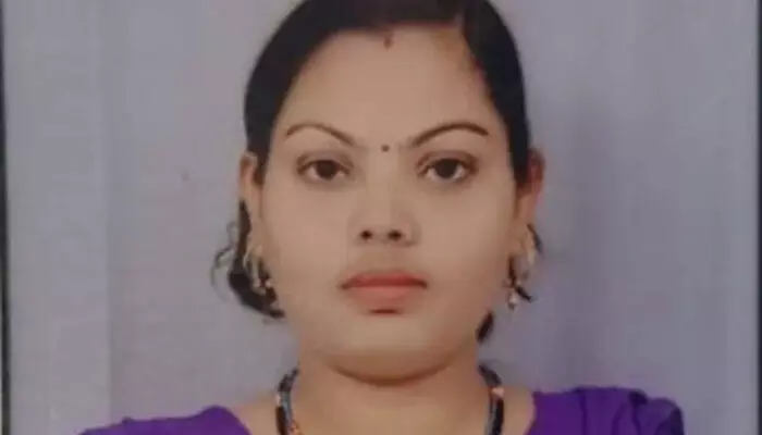 വിവാഹമോചനക്കേസ് കോടതിയുടെ പരിഗണനയില്; ഭാര്യയെ നടുറോഡില് വെടിവച്ചു വീഴ്ത്തി ഭര്ത്താവ്; ക്രൂരതയ്ക്ക് ഇരയായത് രണ്ട് കുരുന്നുകളുടെ അമ്മ വിവാഹമോചനക്കേസ് കോടതിയുടെ പരിഗണനയില്; ഭാര്യയെ നടുറോഡില് വെടിവച്ചു വീഴ്ത്തി ഭര്ത്താവ്; ക്രൂരതയ്ക്ക് ഇരയായത് രണ്ട് കുരുന്നുകളുടെ അമ്മ