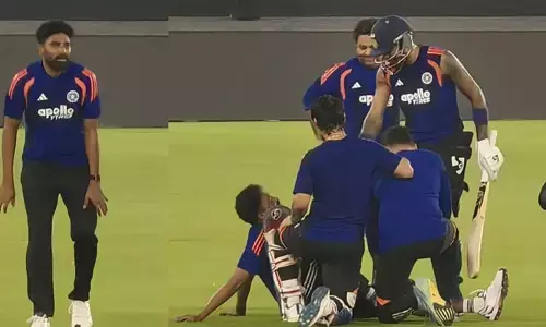 ഹാര്‍ദിക്കിന്റെ പവര്‍ഫുള്‍ ഷോട്ട് തടയാന്‍ നോക്കി; മുടന്തിക്കൊണ്ട് ഗ്രൗണ്ട് വിട്ട് സിറാജ്! സൂപ്പര്‍ 8ന് മുമ്പ് ഇന്ത്യക്ക് കനത്ത പ്രഹരം; ഇടതുകാല്‍ മുട്ടിനേറ്റ പരിക്ക് വില്ലനാകുമോ? ദക്ഷിണാഫ്രിക്കയ്‌ക്കെതിരെ ബുംറയ്‌ക്കൊപ്പം ഇനി ആര്? കിരീടപ്പോരിലേക്ക് നീങ്ങുമ്പോള്‍ ആരാധകര്‍ക്ക് ചങ്കിടിപ്പ്