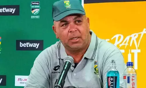 മൂന്ന് ഡക്ക് അടിച്ച താരം ഞങ്ങളെക്കാള്‍ കടുത്ത സമ്മര്‍ദ്ദത്തിലാകും നാളെ ഇറങ്ങുക; അവന് മികച്ച പ്രകടനം കൂടിയെ തീരു;  സമ്മര്‍ദം ഞങ്ങള്‍ക്കും അവര്‍ക്കും ഒരുപോലെ; അഹമ്മദാബാദിലെ സാഹചര്യങ്ങള്‍ പരിചിതമെന്ന് ദക്ഷിണാഫ്രിക്കന്‍ പരിശീലകന്‍