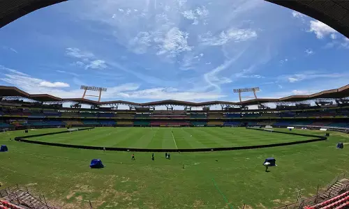 ഹോം മാച്ചിന് തൊട്ടുപിന്നാലെ ബ്ലാസ്റ്റേഴ്‌സിനെ വെട്ടിലാക്കി ജിസിഡിഎ; കലൂർ സ്റ്റേഡിയം വാടക കുത്തനെ കൂട്ടി; പരിശീലകനെയും ഒഫീഷ്യൽസിനെയും സ്റ്റേഡിയത്തിൽ നിന്ന് ഇറക്കിവിട്ടു, മുറികൾ പൂട്ടി; ആദ്യ മത്സരത്തിന് മണിക്കൂറുകൾ മാത്രം ബാക്കിനിൽക്കെ അനിശ്ചിതത്വം തുടരുന്നു; മത്സരങ്ങൾ കൊച്ചിക്ക് പുറത്തേക്ക്?