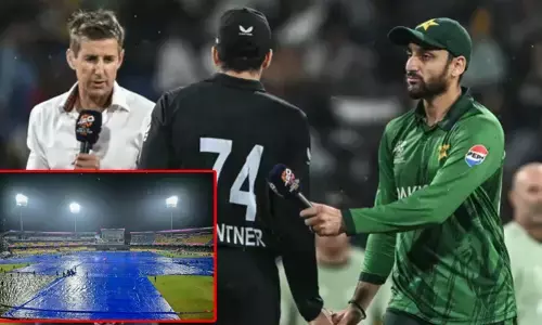 ആദ്യമേ മഴ വില്ലൻ, സൂപ്പർ എട്ടിലെ പോരാട്ടം വൈകുന്നു; ടോസ് നേടിയ പാകിസ്ഥാൻ ബാറ്റിംഗ് തിരഞ്ഞെടുത്തു; ഫഖർ സമാൻ തിരിച്ചെത്തി; മൂന്ന് മാറ്റങ്ങളുമായി കിവീസ്; പ്ലേയിങ് ഇലവൻ അറിയാം