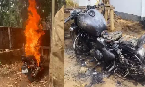 സ്റ്റാർട്ട് ചെയ്യുന്നതിനിടെ റോയൽ എൻഫീൽഡ് ബൈക്കിന് തീപിടിച്ചു; ഉടമ രക്ഷപ്പെട്ടത് അത്ഭുതകരമായി; പവർ പ്ലഗിൽ നിന്നുള്ള തകരാറെന്ന് സംശയം; സംഭവം തിരുവനന്തപുരത്ത്