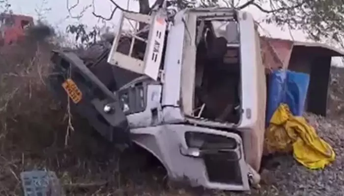 ഒഡീഷയില് ട്രെയ്ലര് വാഹനം പൊലീസ് ജീപ്പിലിടിച്ച് അപകടം; അഞ്ച് പൊലീസുകാര്ക്ക് ദാരുണാന്ത്യം; മൂന്ന് പേര്ക്ക് പരിക്ക് ഒഡീഷയില് ട്രെയ്ലര് വാഹനം പൊലീസ് ജീപ്പിലിടിച്ച് അപകടം; അഞ്ച് പൊലീസുകാര്ക്ക് ദാരുണാന്ത്യം; മൂന്ന് പേര്ക്ക് പരിക്ക്